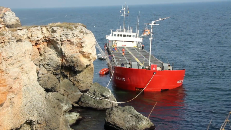 Последните анализи на морската вода около заседналия край Камен бряг кораб Vera Su показват 10 пъти по-високи нива на амониевия азот в сравнение с пробите,...