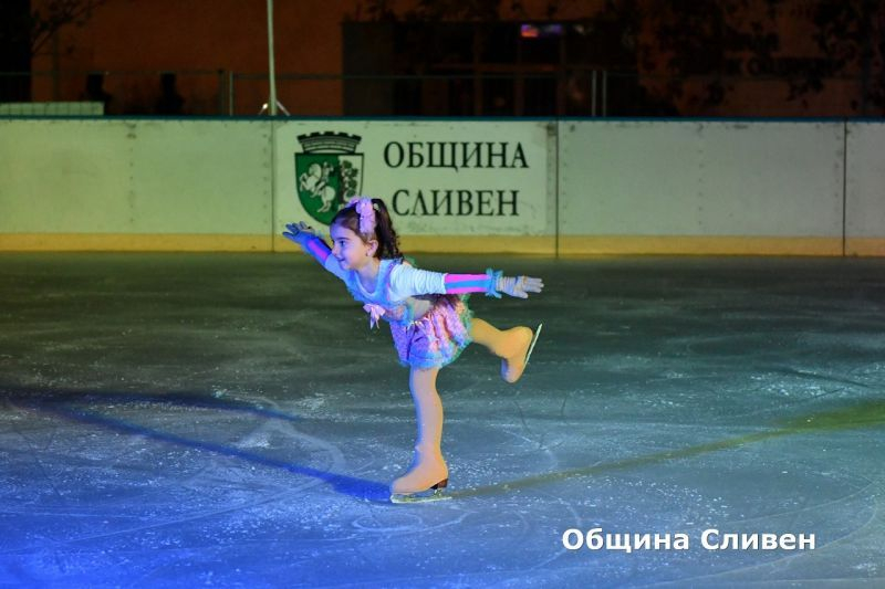 Отложеното през декември шоу на ледената пързалка в Сливен ще се проведе от 18 часа на 28 януари – събота. Атрактивната проява е с изпълнения на фигуристите...