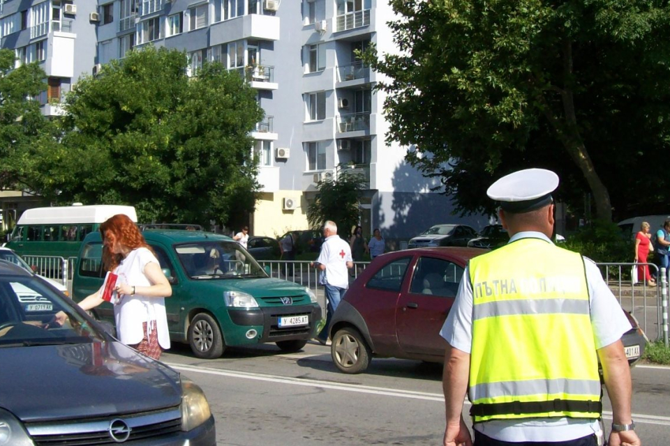 Само за час, над 300 пешеходци и водачи на моторни превозни средства в Ямбол получиха листовки за безопасност на движението. Съвместната превантивна инициатива...