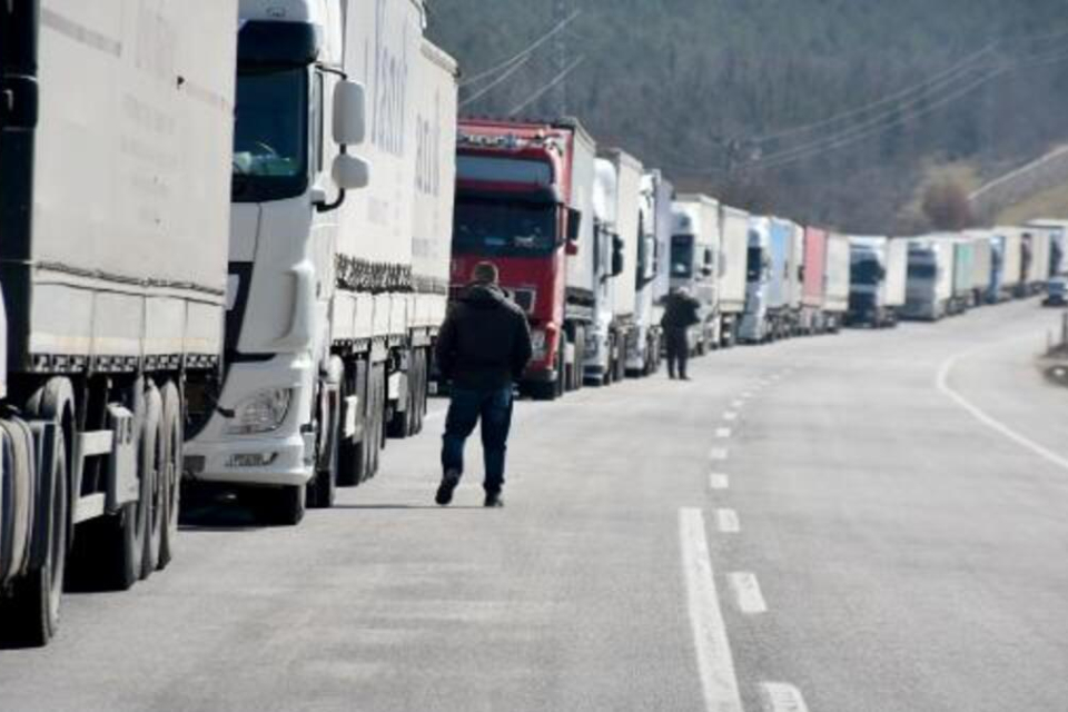 Огромни опашки от ТИР-ове са се образували на граничещите с България турски пунктове Хамзабейли и Капъкуле, предава турската телевизия CNN Turk.
33-километрова...