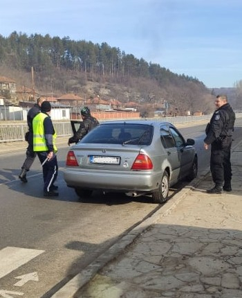 Служители на участък „Градец“ и група „Пътна полиция“ към РУ-Котел, съвместно със сили и средства на сектор „Специални тактически действия“ към ОДМВР-Сливен,...