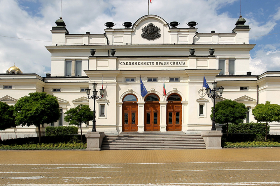 49-ото Народно събрание ще проведе първото си заседание днес от 10 часа. Откриващо слово ще произнесе най-възрастният народен представител - Вежди Рашидов...