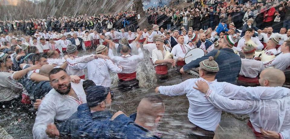 Точно 5 минути преди 8 часа сутринта, млади момчета и по-възрастни мъже- над 250 души, нагазиха във водите на река Тунджа в Калофер. За ежегодния ритуал,...