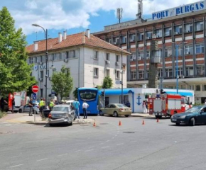 Автобус на градския транспорт се вряза в ограда и помете две коли в Бургас