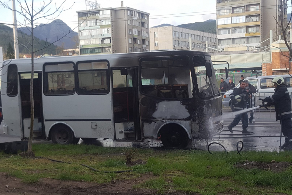 Късо съединение в ел.инсталацията на автобус е довело до възникване на пожар в превозното средство. Сигналът е получен в 18,07 часа на 12 април. Произшествието...