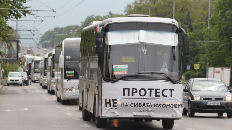 Конфедерацията на автобусните превозвачи подготвя протест, съобщава БНР.
Причината е подкрепеното от парламента президентско вето върху промените в Наказателния...