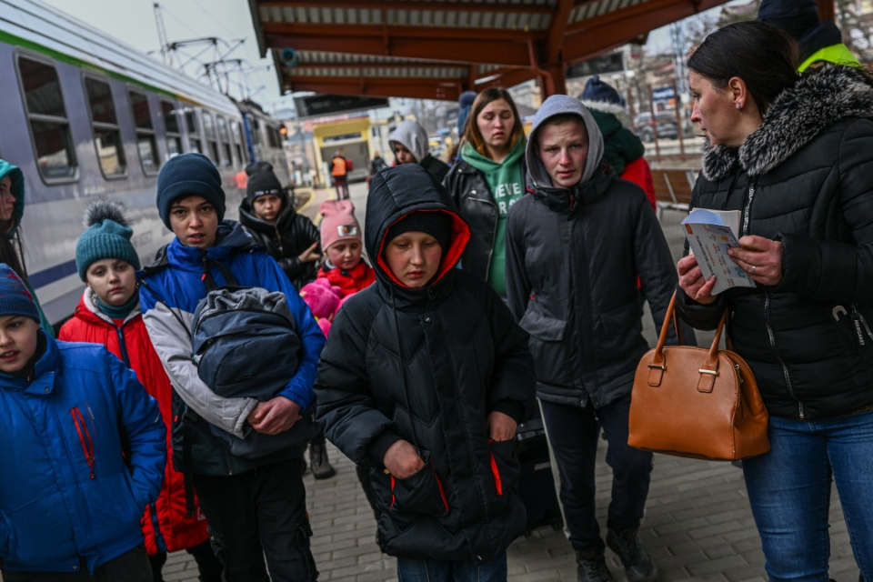 От днес се очаква по границите с Румъния да заработят пунктове, в които идващите от Украйна да получават документ за временна защита.
С него бежанците...