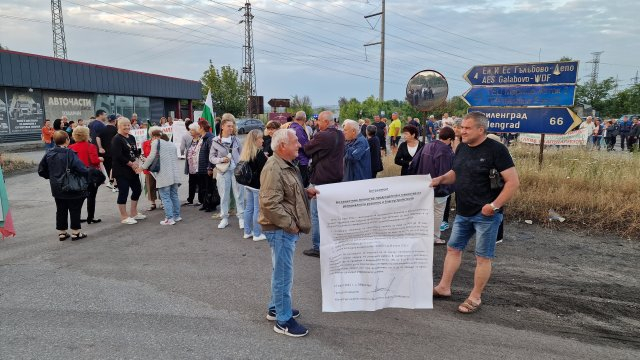 В района на Гълъбово местни жители затвориха на три места за движение международния път Русе –Свиленград. Причината е тежкото състояние на пътната настилка,...