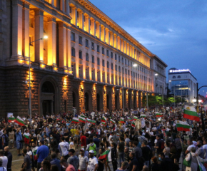 БНР: Антиправителственият протест в столицата прерасна в многохилядно шествие