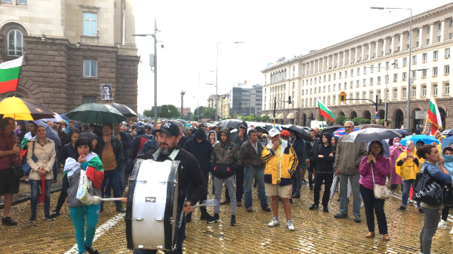 Във вчерашния десети ден на антиправителствени протести стана ясно, че от утре (понеделник), когато ще са дебатите по внесения от БСП вот на недоверие...