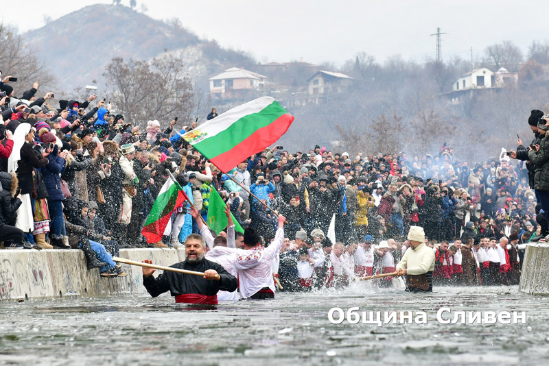 Богоявленски водосвет, изваждане на светия кръст и мъжко хоро във водите на Новоселска река ще има в Сливен на Йордановден, 6 януари. Това съобщиха организаторите...