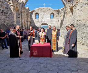 Божествена света литургия в Потопената църква край яз. „Жребчево“ на 5 август