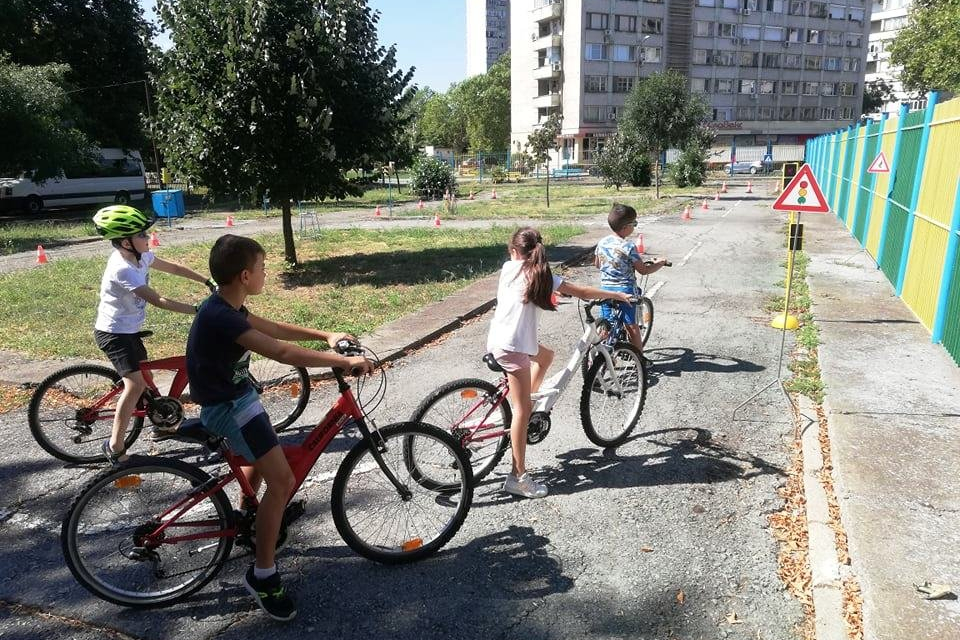 БЧК-Ямбол проведе цикъл от летни уроци за деца по теми, свързани с пътна безопасност, оказване на първа долекарска помощ и приложно колоездене. Уроците...