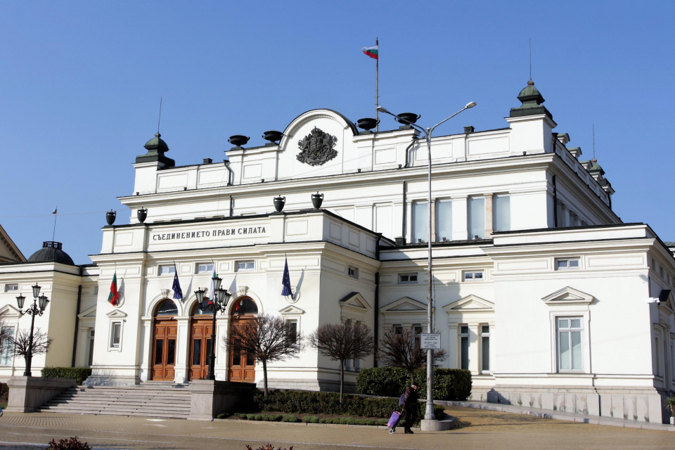 Парламентът обяви извънредно положение за територията на цялата страна от днес до 13 април "За" предложението на правителството гласуваха единодушно 201...