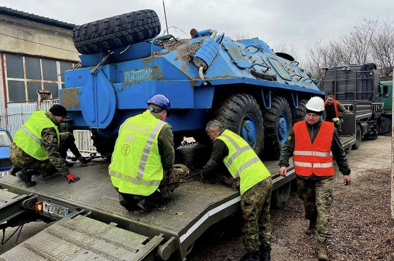 Малко повече от месец след като военният министър Тагарев обяви, че "Операцията е в ход", българската бронирана техника е на път наистина да потегли за...