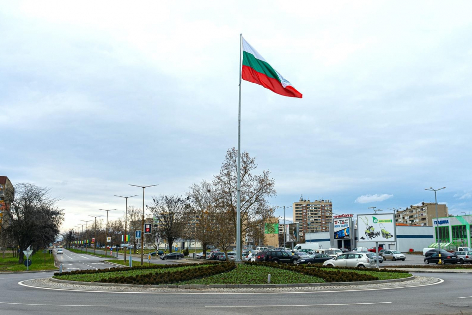 Петнадесетметров пилон с българския трибагреник е монтиран в облагороденото кръстовище с кръгово движение на входа на град Ямбол по посока Елхово. Около...