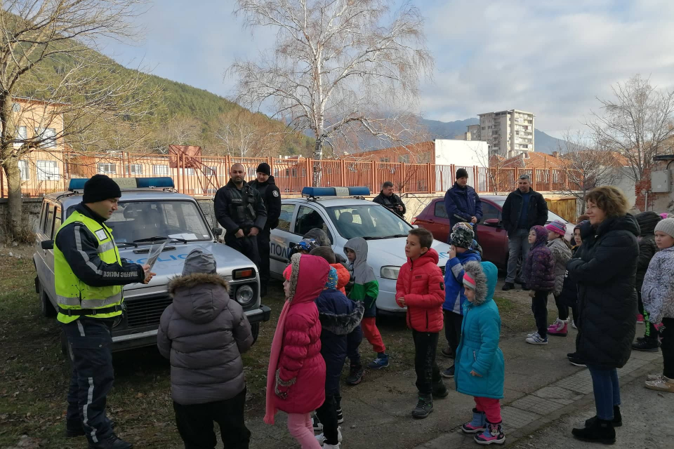 Детска градина „Теменуга” в Сливен посрещна днес служители от ОДМВР-Сливен, които запознаха децата с полицейската професия. Домакини бяха 6-годишните възпитаници...