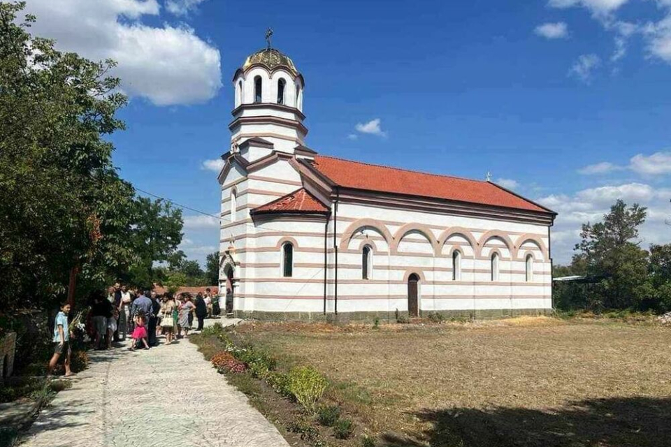 В Деня на Християнското семейство Сливенският митрополит Арсений ще кръсти 42-ма жители на ямболското село Гълъбинци. Осветен ще бъде и обновеният в селото...