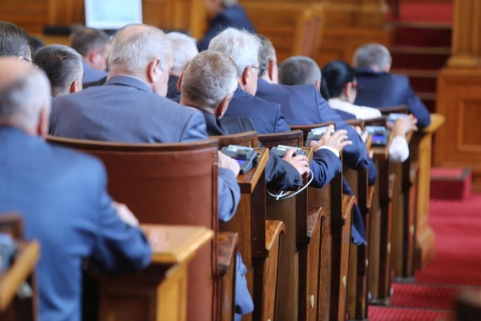 Прекратява се възможността за получаване на българско гражданство срещу инвестиции.
Депутатите приеха с пълно мнозинство промените в Закона за българското...