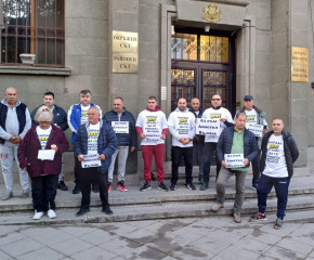  Десетки таксиметрови шофьори излязоха на протест в Ямбол