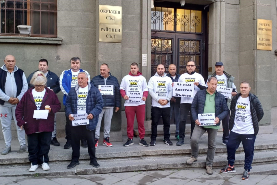 В Ямбол десетки таксиметрови шофьори излязоха на протест с искане за справедливи присъди за извършителите на въоръжен грабеж и опит за убийство на техния...