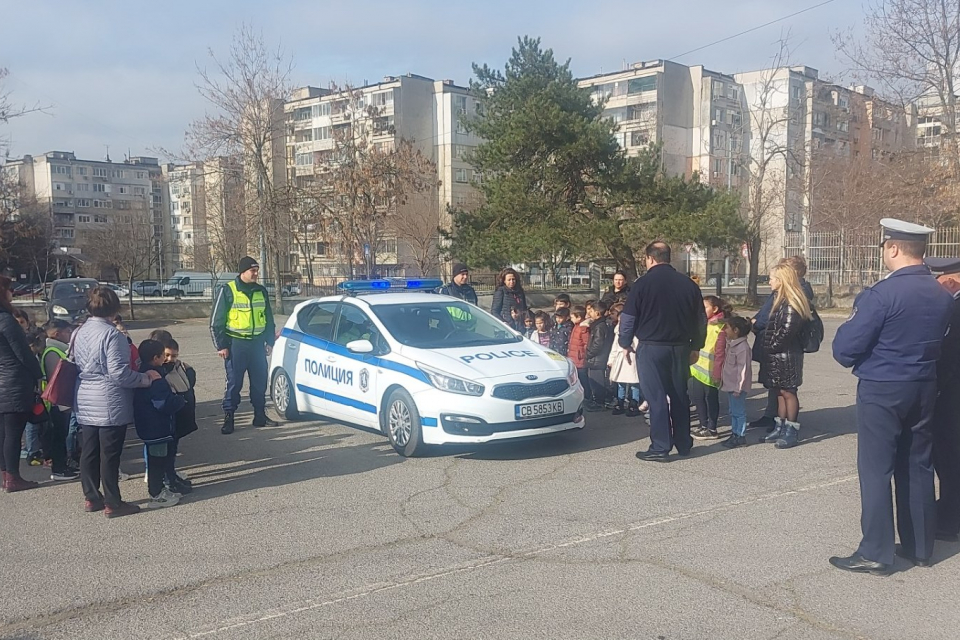 Малчуганите от две групи на ДГ „Пролет“ - Ямбол бяха посрещнати с усмивки от началника на сектор „Пътна полиция“ при ОДМВР – Ямбол, инспектори и младши...