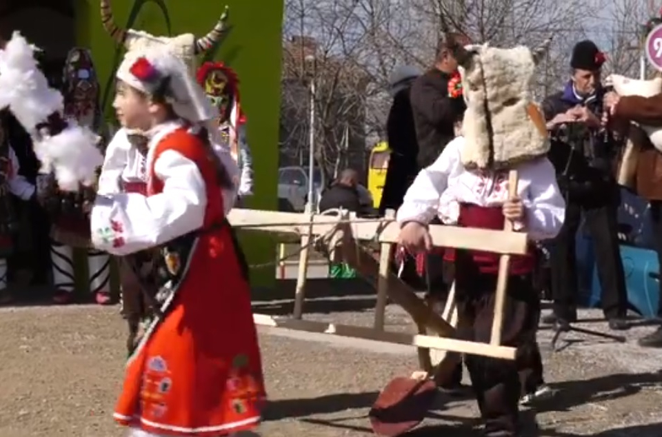 Деца играха на кукери в Тунджанското село Кабиле. Малчуганите пресъздадоха обичая по атрактивен начин, учейки се от възрастните гонители на злото.
„Предаването...