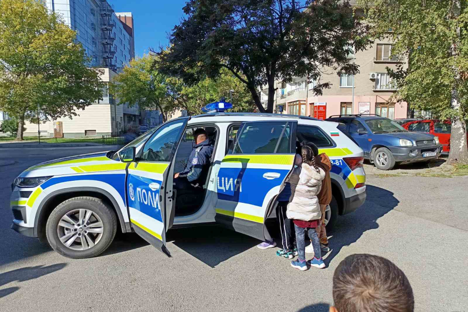 Децата от подготвителни групи „Звездни мечета“ и „Любопитко“ на ДГ „Пламъче“ в Ямбол гостуваха в ОДМВР – Ямбол. Днес  те бяха посрещнати от инспектор Ковачев...