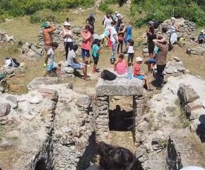 Деца и студенти заедно на разкопките във Воден