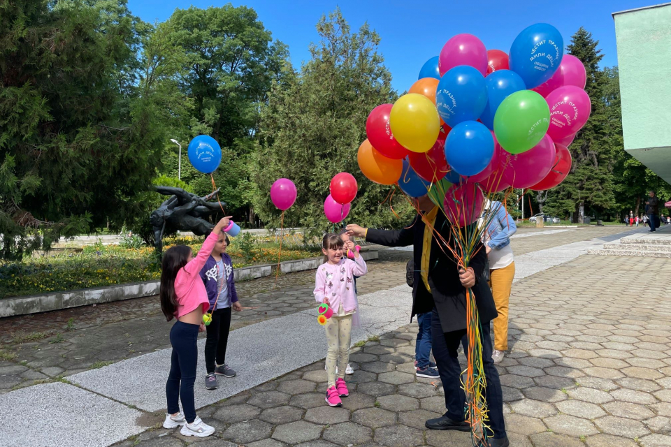 
Най-малките жители на Ямбол ще бъдат зарадвани с много празнични изненади на 1 юни – Ден на детето.
Програма започва в 10:00 часа, а мястото на събитията...