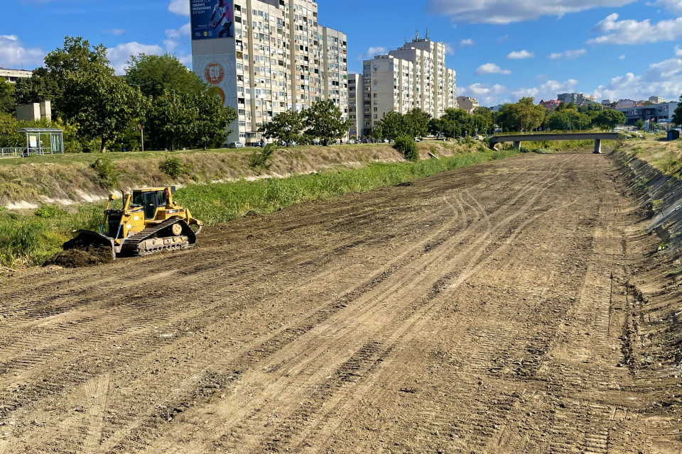 В Ямбол приключи почистването, облагородяването и затревяването на коритото на река Тунджа в два нови участъка. Първият е от пешеходния мост към жилищните...