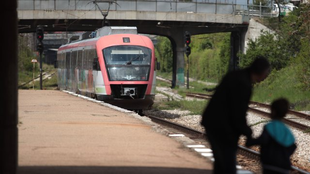 От днес до 18 април, включително, "БДЖ-Пътнически превози" осигурява над 12 700 допълнителни места във влаковете за великденските празници, а от четвъртък превозвачи...