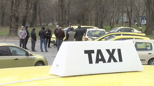 Драстично са намалели клиентите на таксиметровите компании в Ямбол. Много от такситата са се отказали от услугите на централите за поръчки, научи 999 от...