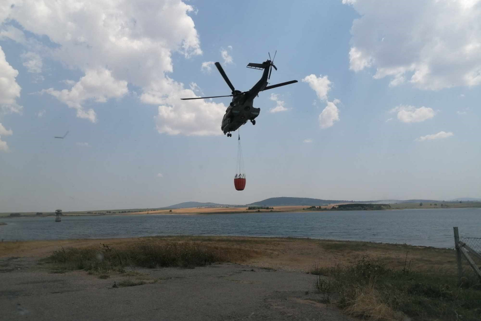 Общо 142-ма военнослужещи от състава на Сухопътните войски и на Военновъздушните сили тази сутрин се включиха при овладяването на пожарите в страната,...