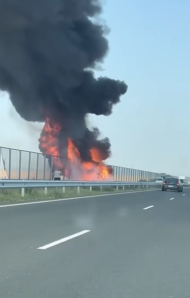 Движението по АМ „Тракия“ в посока Бургас в участъка от Нова Загора до Ямбол остава затворено. След ликвидиране на произшествието със запалени товарен...