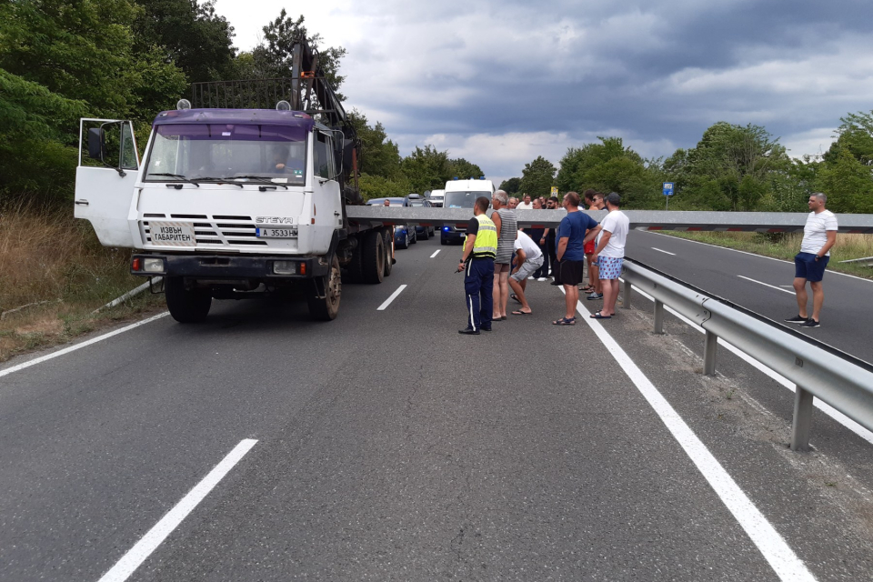 Движението по пътя Бургас - Созопол е блокирано и в двете посоки.
Предпазна рамка на мостово съоръжение е съборена от камион с неприбран кран.
Големи...