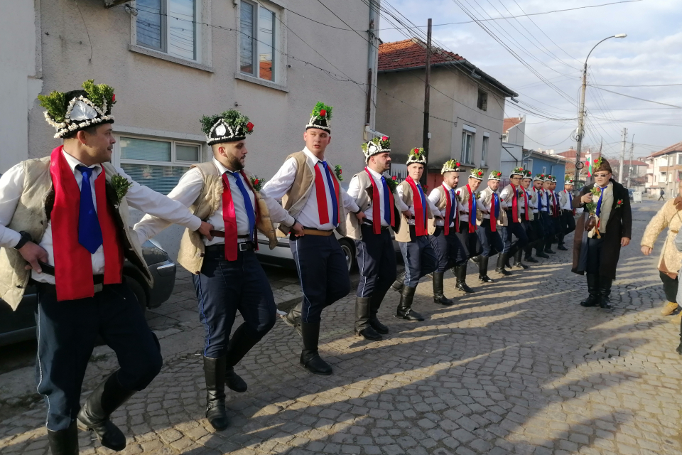 Единствените танцуващи коледари в България са в Ямбол. Традицията е вековна. Най-автентични са коледарите в най-стария квартал на града „Каргон“. От Бъдни...