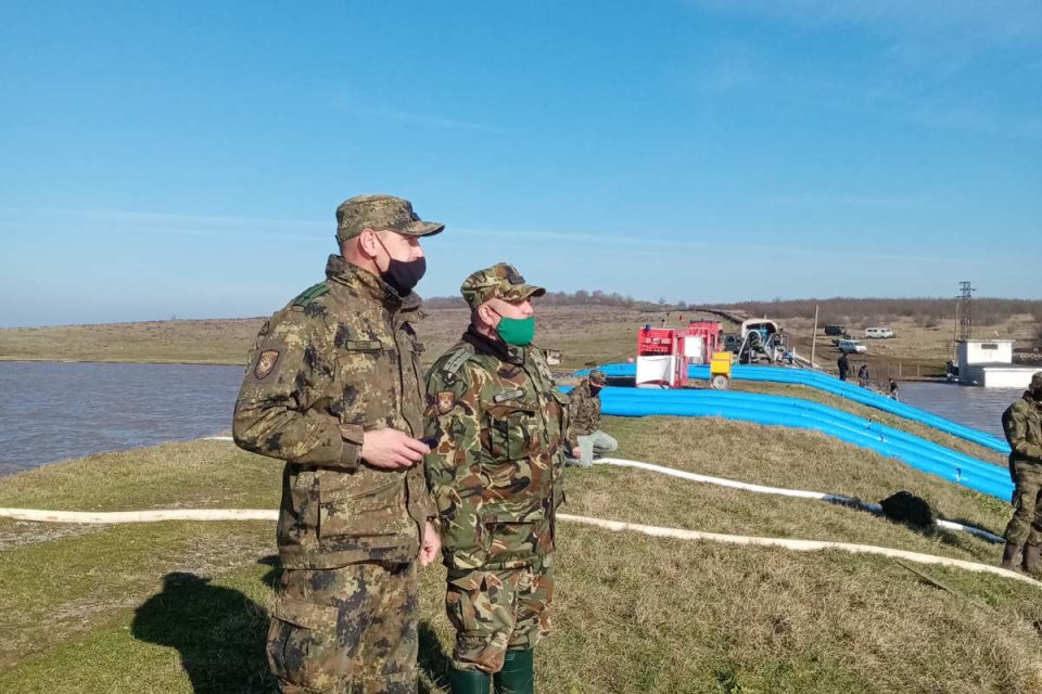 Военнослужещи от батальона в Ямбол помагат за преодоляване на последствията от наводнението в района на село Димчево, област Бургас. Формированиe от 42...