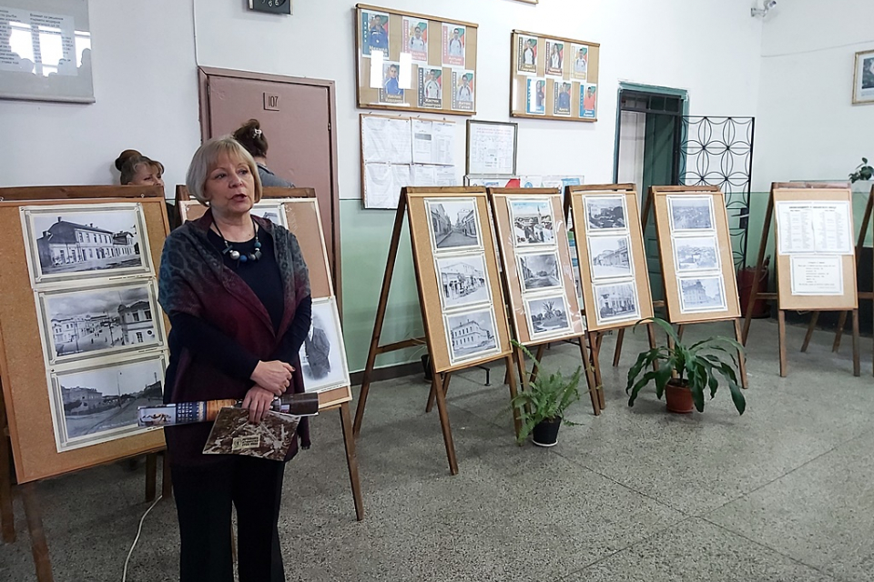 Фотоизложбата „Памет, паметници, град“ на Регионален исторически музей-Ямбол беше открита днес в Спортното училище „Пиер дьо Кубертен“. Чрез нея учениците...