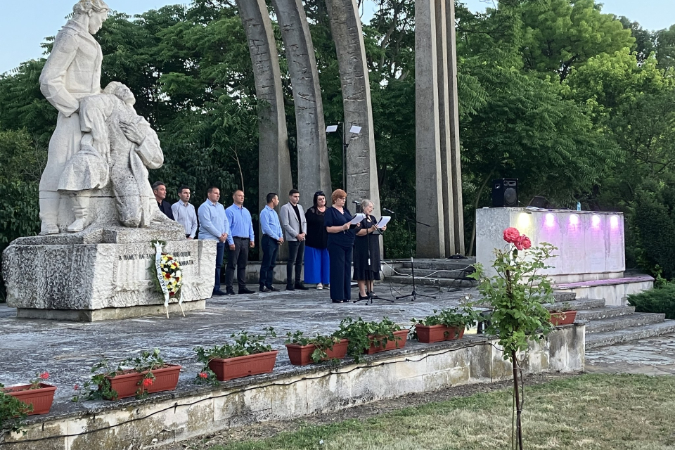 
В навечерието на 02 юни в село Генерал Инзово с тържествена заря-проверка почетоха паметта на Ботев и загиналите за свободата и независимостта на България


С...