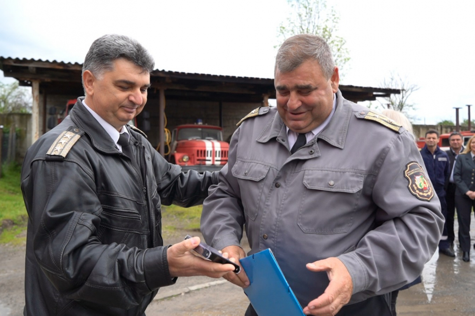 Началникът на Районната служба „Пожарна безопасност и защита на населението” в гр. Елхово главен инспектор Стоян Тенев излиза в заслужен отдих, след 39...