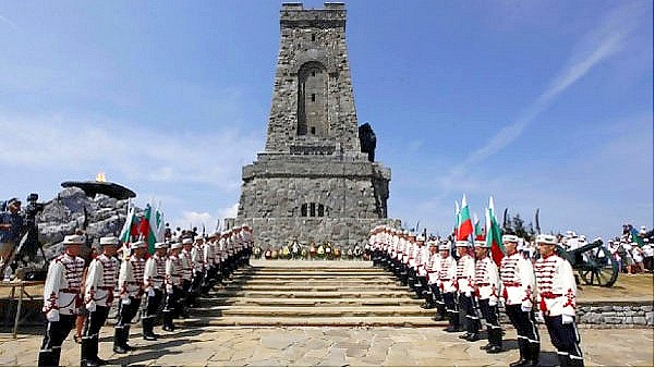 Хиляди родолюбци от страната се събраха днес пред Паметника на свободата на връх Шипка, за да отбележат 144-годишнината от епичните боеве за защитата на...