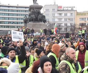 Хиляди се събраха на протест срещу Наредба № Н 18 пред парламента