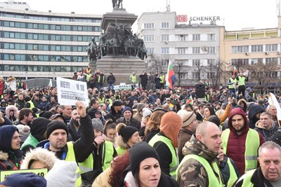 Хиляди се събраха на протест срещу правителството и Наредба № Н 18 пред парламента. Първоначално те се събраха пред Народното събрание, въпреки постигнатото...