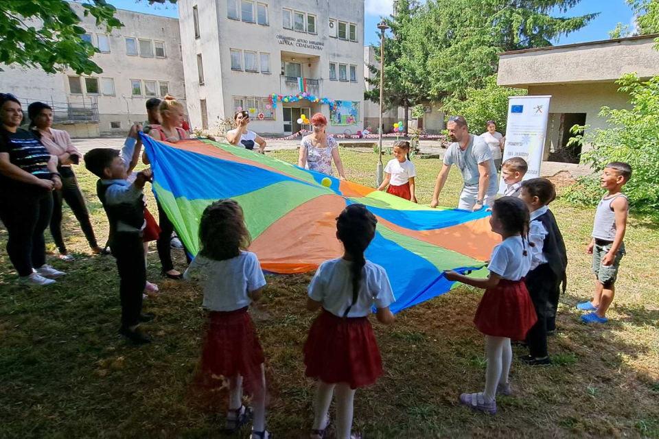 Празник под мотото „Детство мое, реално и вълшебно“ зарадва най-малките жители на с. Веселиново, община „Тунджа“ по повод Международния ден на детето....