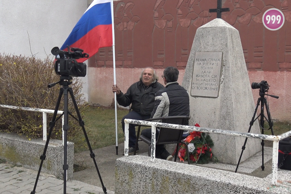 На връх Националният празник 3 март една снимка предизвика огромен интерес в социалните мрежи. На нея се вижда възрастен човек, който е до паметника на...