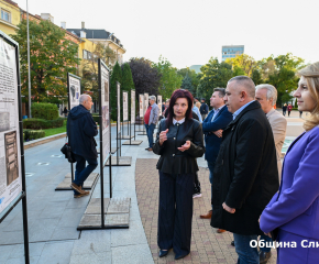 Изложба, посветена на Добри Желязков, беше открита на площад „Цар Освободител“ в Сливен