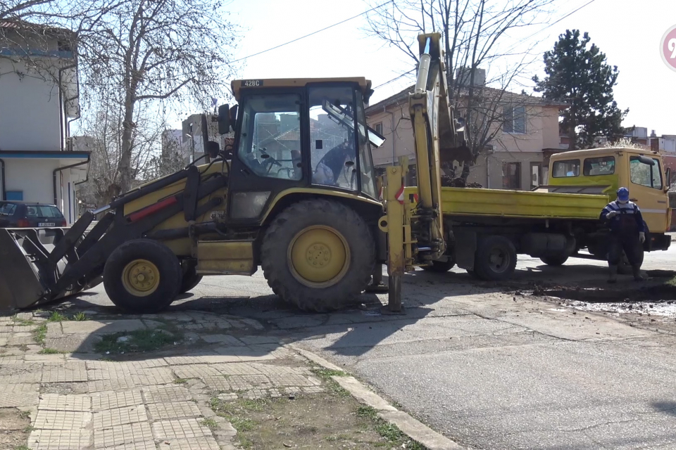 В извънредно положение без вода. За този проблем сигнализираха множество слушатели на 999. Към момента най-сериозен е проблемът в тунджанското село Ханово....