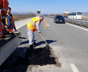 Извършва се аварийно и временно запълване на дупки по пътищата със студена асфалтова смес