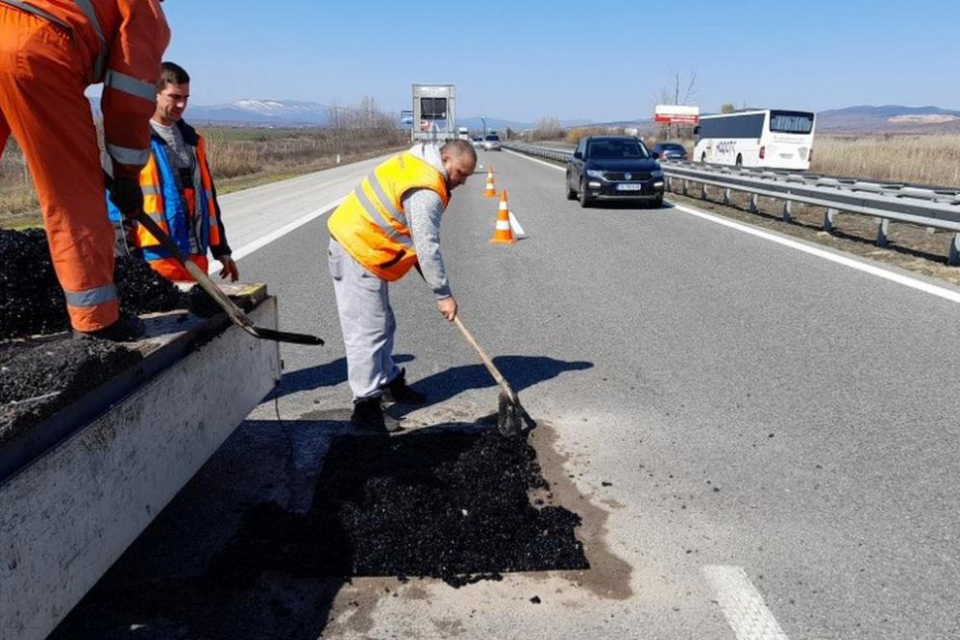 Всички областни пътни управления в страната от петък - 18 март, извършват аварийно запълване на дупките, отворили се по републиканските пътища след снеготопенето...